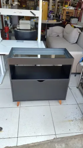 balcão de madeira com espelho e porta