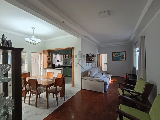 Casa com Edícula - Jardim Satélite - 3 Dormitórios - 158m².