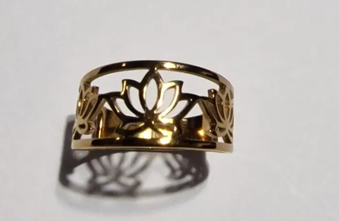 Anel Dourado Flor de Lótus