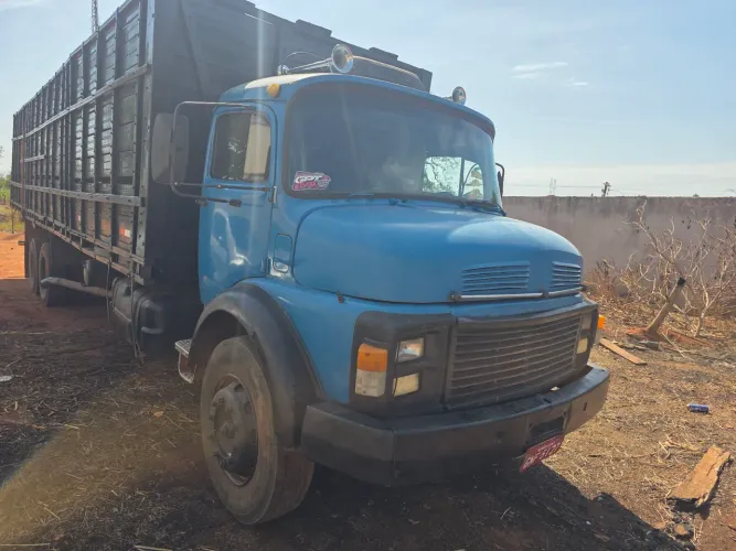 Caminhão boiadeiro 1316 pronto para trabalhar carroceria 10.5 mt