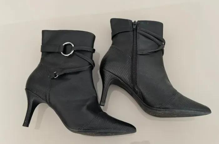Bota de cano curto de salto fino