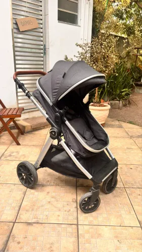 Carrinho de Bebê com bebê conforto - Romanzo