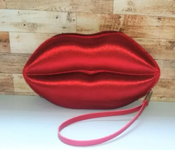 Necessárie Boca Vermelha Avon