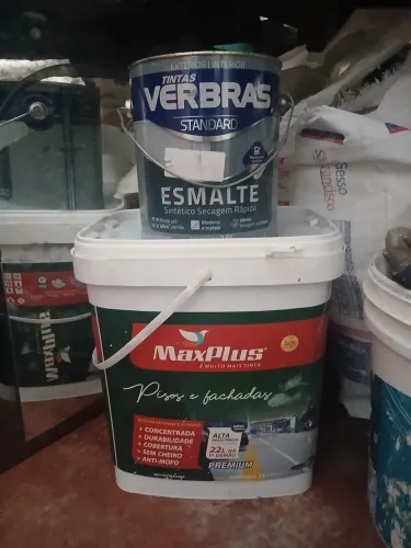 Vendo tinta duas lata um latão e um galão vermelhão pra piso