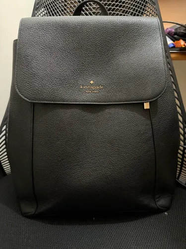 Mochila Kate Spade Lena Flap Backpack. Cor: preta