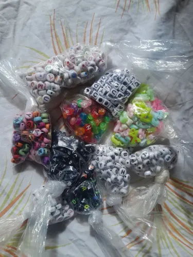Vendo lotão completo com mais de 80 saquinhos de miçangas variadas, tem tudo para começar.