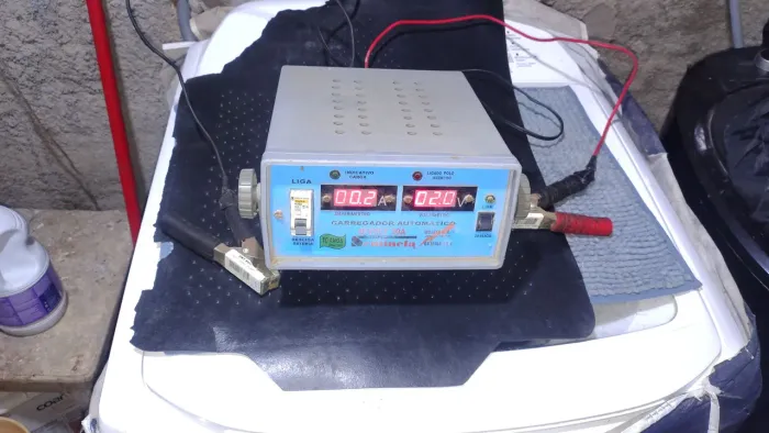 Carregando de bateria bivolt 30A Sentinela