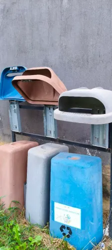 Lixeiras de recicláveis em ótimo estado