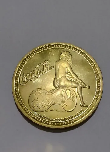 medalha comemorativa (ou ficha de fantasia) da Coca-Cola, apresentando uma estética retrô