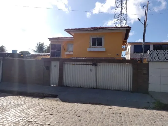 Casa para venda tem 405 metros quadrados, com 4 quartos em Cordeiro - Recife - PE