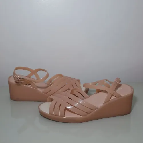 Melissa Flora Wedge