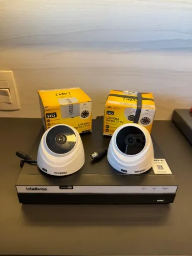 Kit Segurança DVR Intelbras Full HD + HD 1TB + 4 Câmeras Dome
