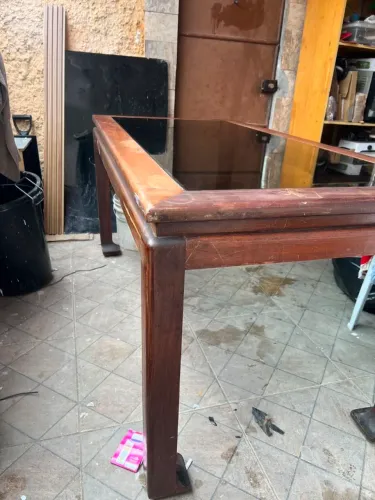 Mesa de madeira maciça, com tampo de vidro