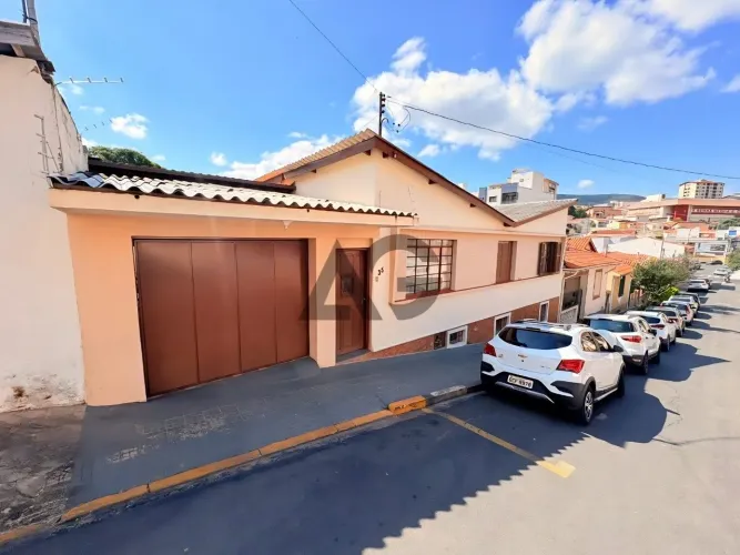 Casa ampla localizada no centro de Serra Negra-SP