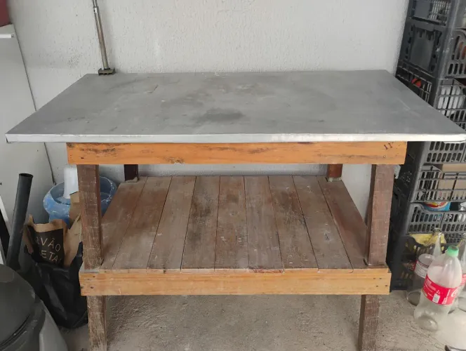 Vendo uma mesa de madeira c tampo em metal p diversos serviços 