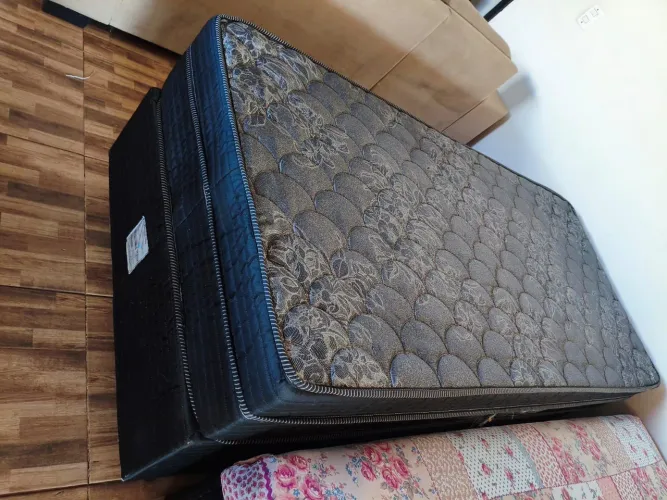 Cama box solteiro praticamente nova/Entrego