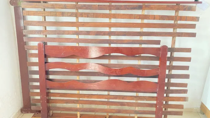 Vendo cama casal de madeira
