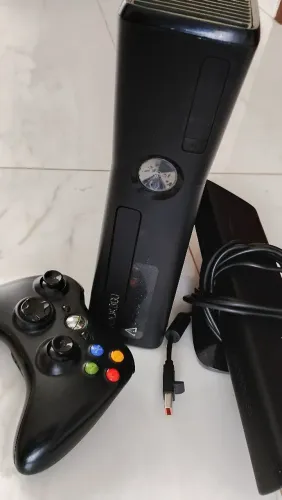 XBOX 360 Slim, desbloqueio RGH, 45 jogos no HD de 500.gb. 2 controles e Kinect..