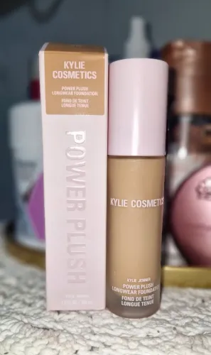 Base da Kylie Jenner. Novinha e na caixa. Motivo da venda é que veio no tom errado.
