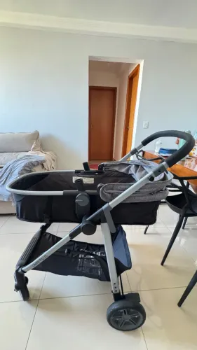 Carrinho de bebê com bebê conforto e base para carro