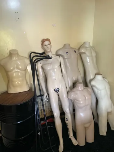 Vendo manequins e araras