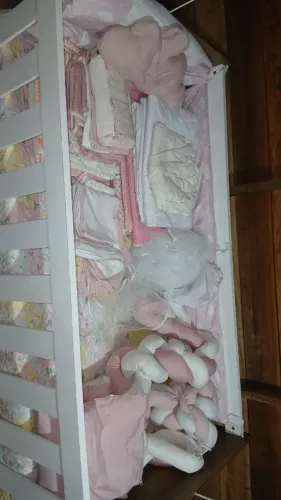 Berço e kit berço para bebê (menina)