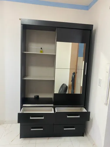 Guarda roupa de solteiro 1 mês de uso , porta de correr com espelho