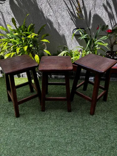 jogo com 3 banquetas  madeira maciça 