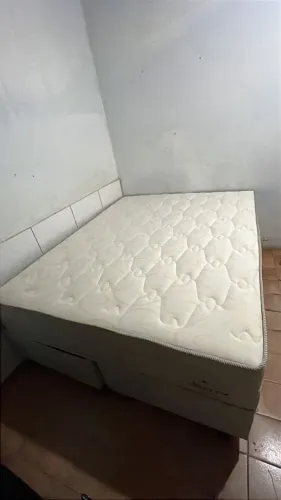 Vende-se cama Queen nova 