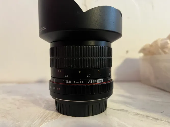 Lente rokinon 2.8/14mm usada
