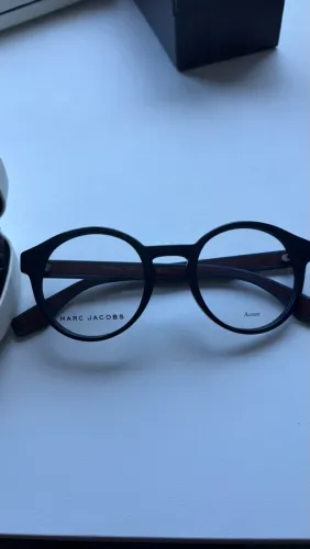 Título: Armação de Óculos Marc Jacobs Redonda com Detalhes Vinho
