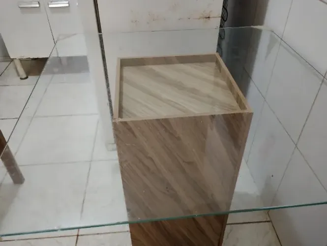 Vende_ se uma mesa de vidro quadrada 4 deiras