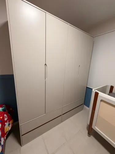 Armário 4 portas MDF e madeira jequitibá