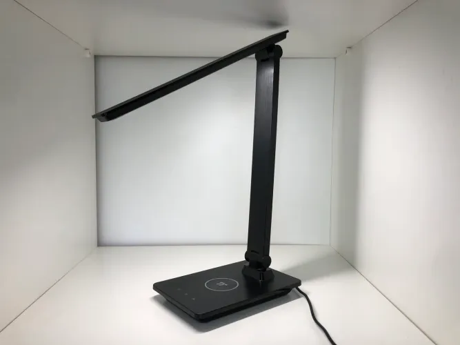 Luminária com carregador de celular