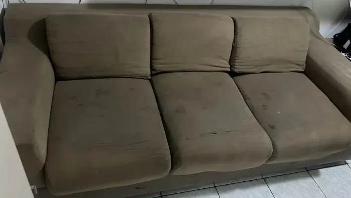 Sofá 3 Lugares Suede Bege Tecido Inteiro Sem Rasgos Liquidação BH