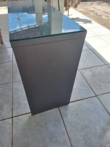Vendo esse balcão em bom estado sinza com vidro 