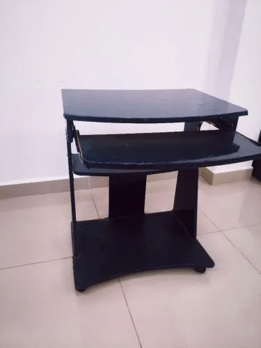 Mesa de Computador Compacta com Rodas e Suporte Retrátil