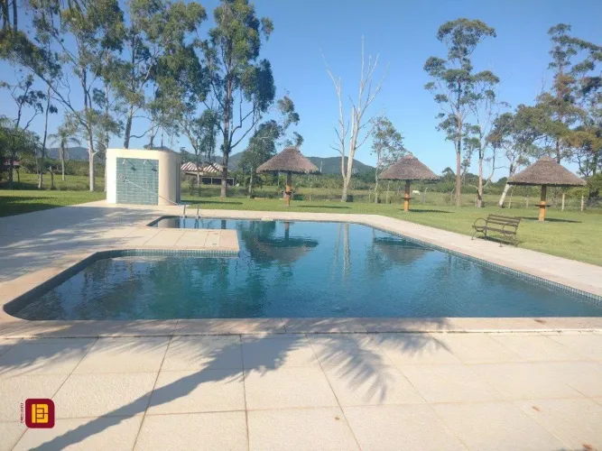 Casa muito bem localizada na SC 401