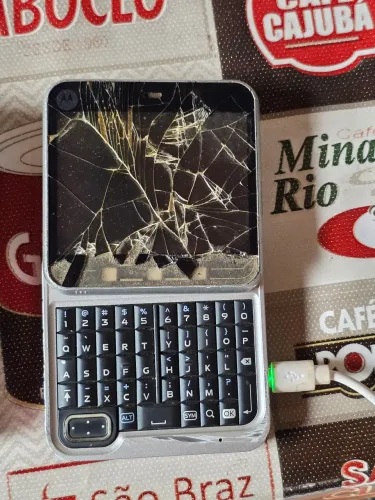 Motorola flipout 512m usado com tela quebrada