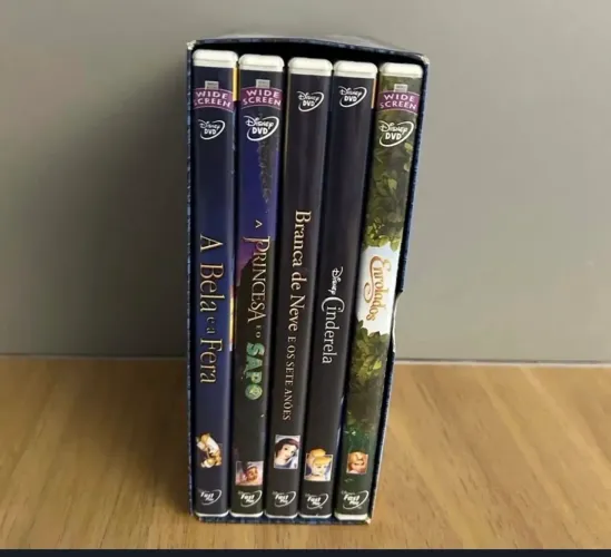 box coleção princesas disney. volume 1, com 5 filmes. a caixa está com avaria.