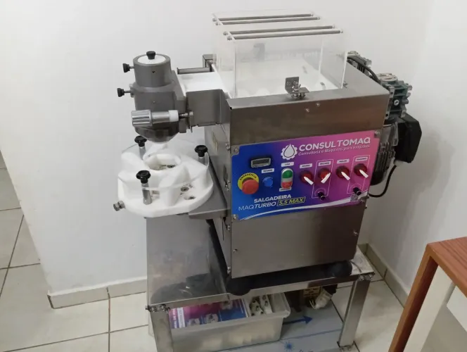 Vendo ou troco Máquina modeladora de salgados e doces consultomaq 5.5MAX - aceita proposta