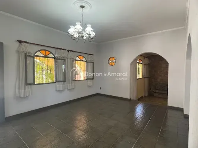 Ampla casa comercial em terreno de 1000m2 no Mansões Santo Antonio