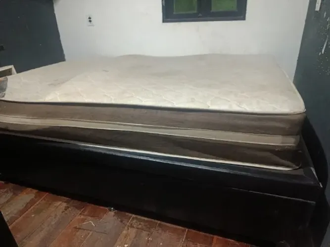 Cama de casal com baú 