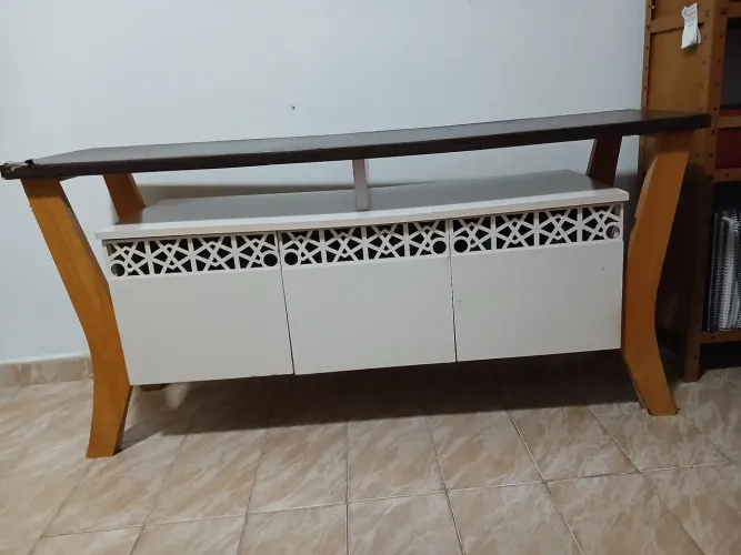 Rack branco com base forrada de papel contact. Apenas detalhe no canto. Não entrego.