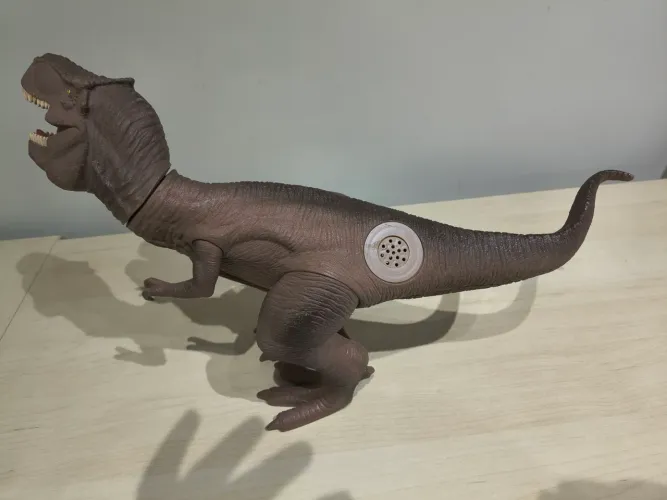 Tiranossauro Rex de borracha, articulado, aproximadamente 30 a 40 cm de altura, com Som 