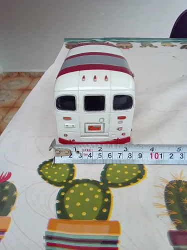 Ônibus antigo em resina