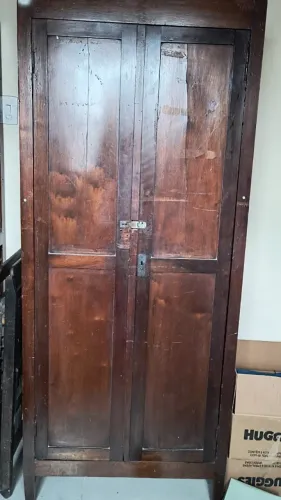 Guarda roupa em madeira