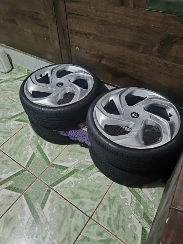 Aro 18 tala 6 pneus novos, pego troca por iphone