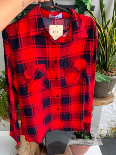 Camiseta feminina quadriculada