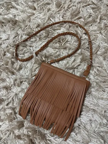 Bolsa Pequena Caramelo com Franjas e Alça Trançada